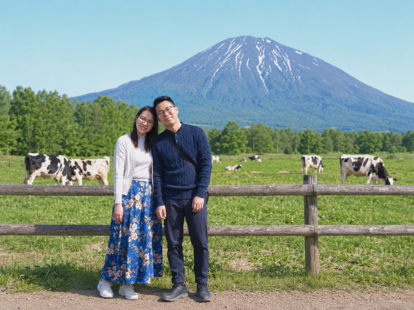 牧場の柵のそばで