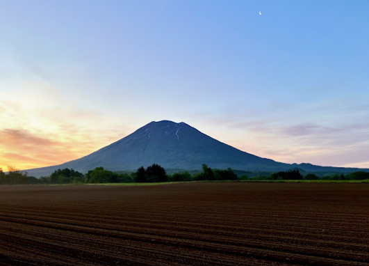 夕暮れの羊蹄山
